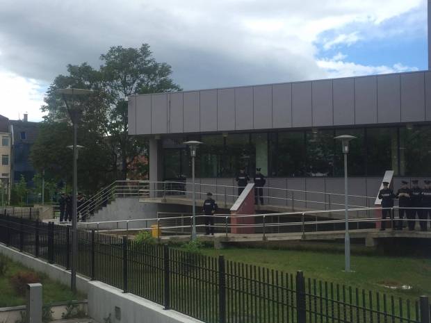 Polis, Hükümet Binasını Kuşatma Altına Aldı