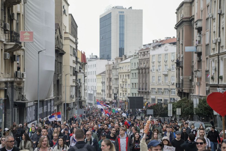 Sırbistan'da protestocular, Vuçiç'e Karşı Sokaklara Döküldü