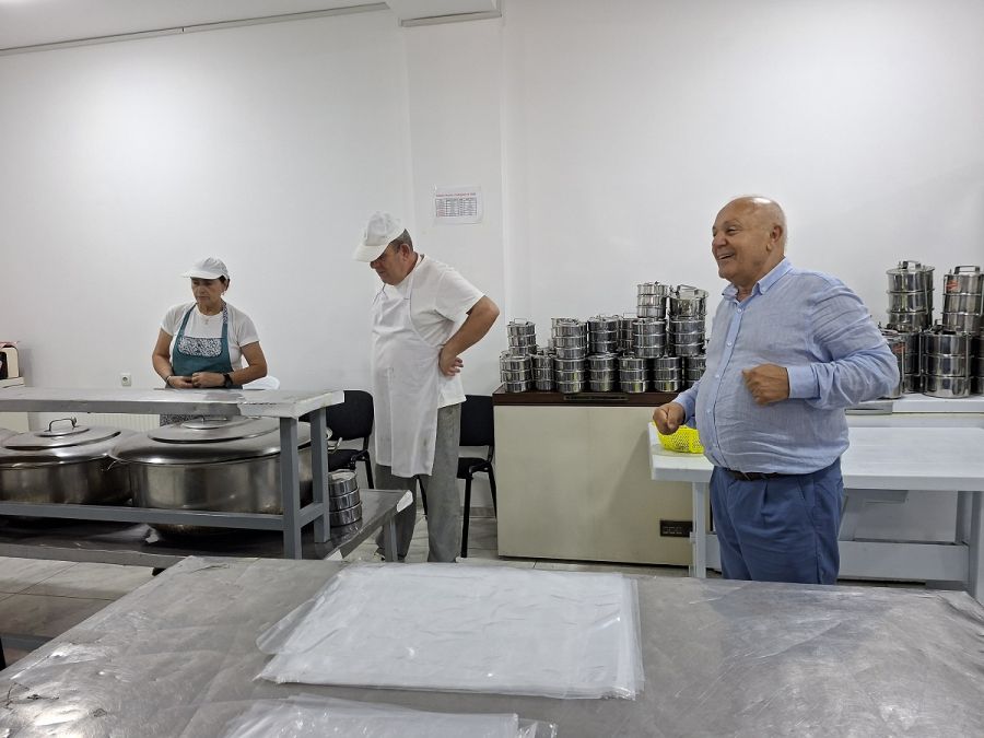 Priştine’deki Aşevi 300 Kişiye Yemek Veriyor