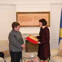 Jahjaga'ya Kadınlar Ağından Teşekkür Plaketi