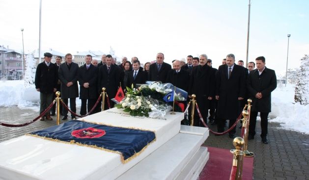 LDK Yönetimi Rugova'nın Mezarında Saygı Duruşunda Bulundu