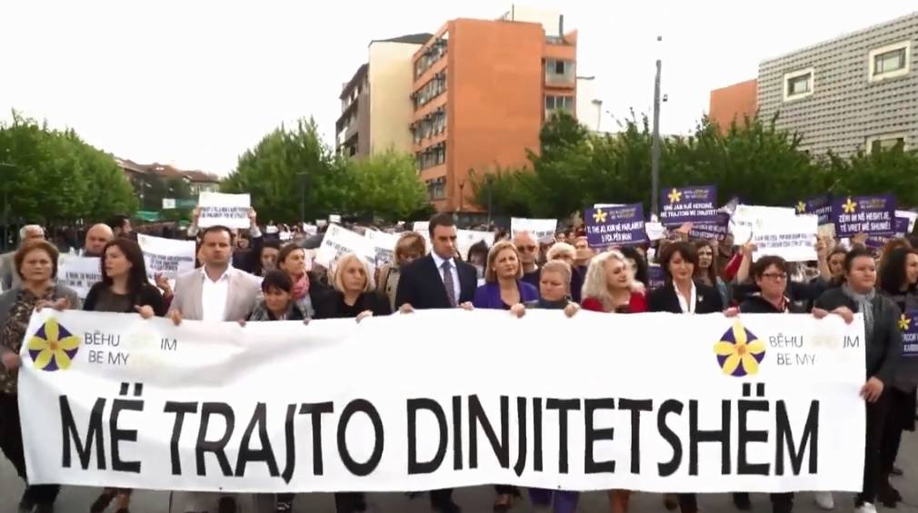 Cinsel Şiddet Mağdurlarının Protestosunda Brovina'nın İstifası İstendi