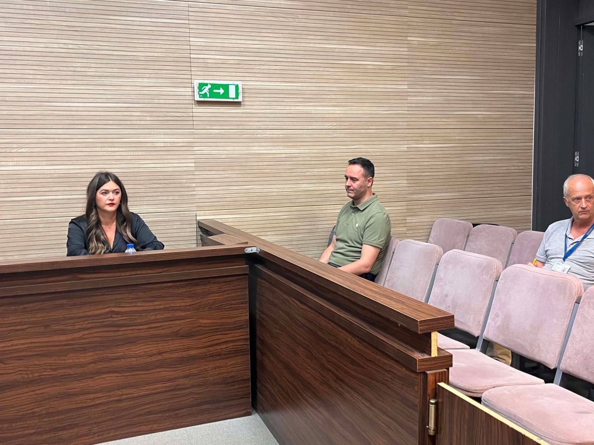 Konjufca, Meclis'te Göz Yaşartıcı Gaz Kullanma Davasında Suçsuz Olduğunu Söyledi
