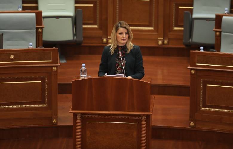 Bakan Hoxha’dan Siyasilere: İzolasyona Son Verelim