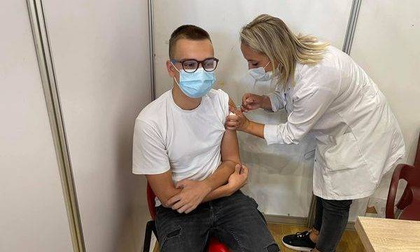 Kosova’da İlk 16 Yaşındaki Çocuk Covid Aşısı Oldu