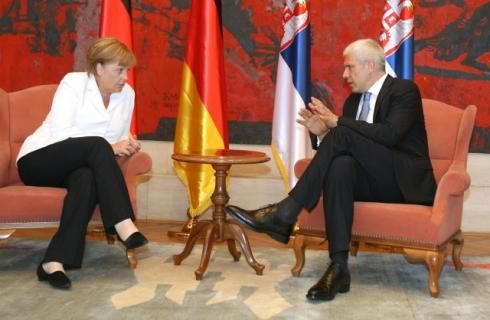 Merkel: Sırbistan, Kosova'yla Anlaşmazlığı Çözmeli