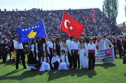 Edirne'deki 23 Nisan Kutlamalarına Kosovalı Öğrenciler de Katıldı