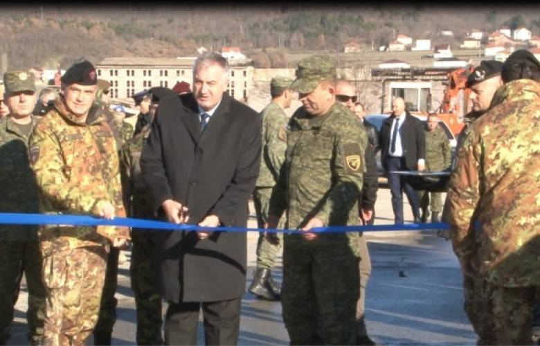 KFOR ve KGG Mitroviça’da Demir Köprüyü Onardı
