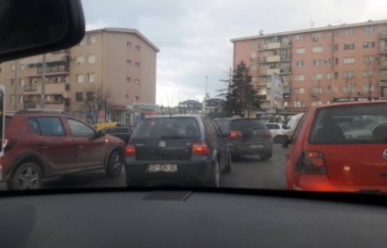 Priştine’nin Bazı Bölümlerinde Uzun Araç Kuyrukları
