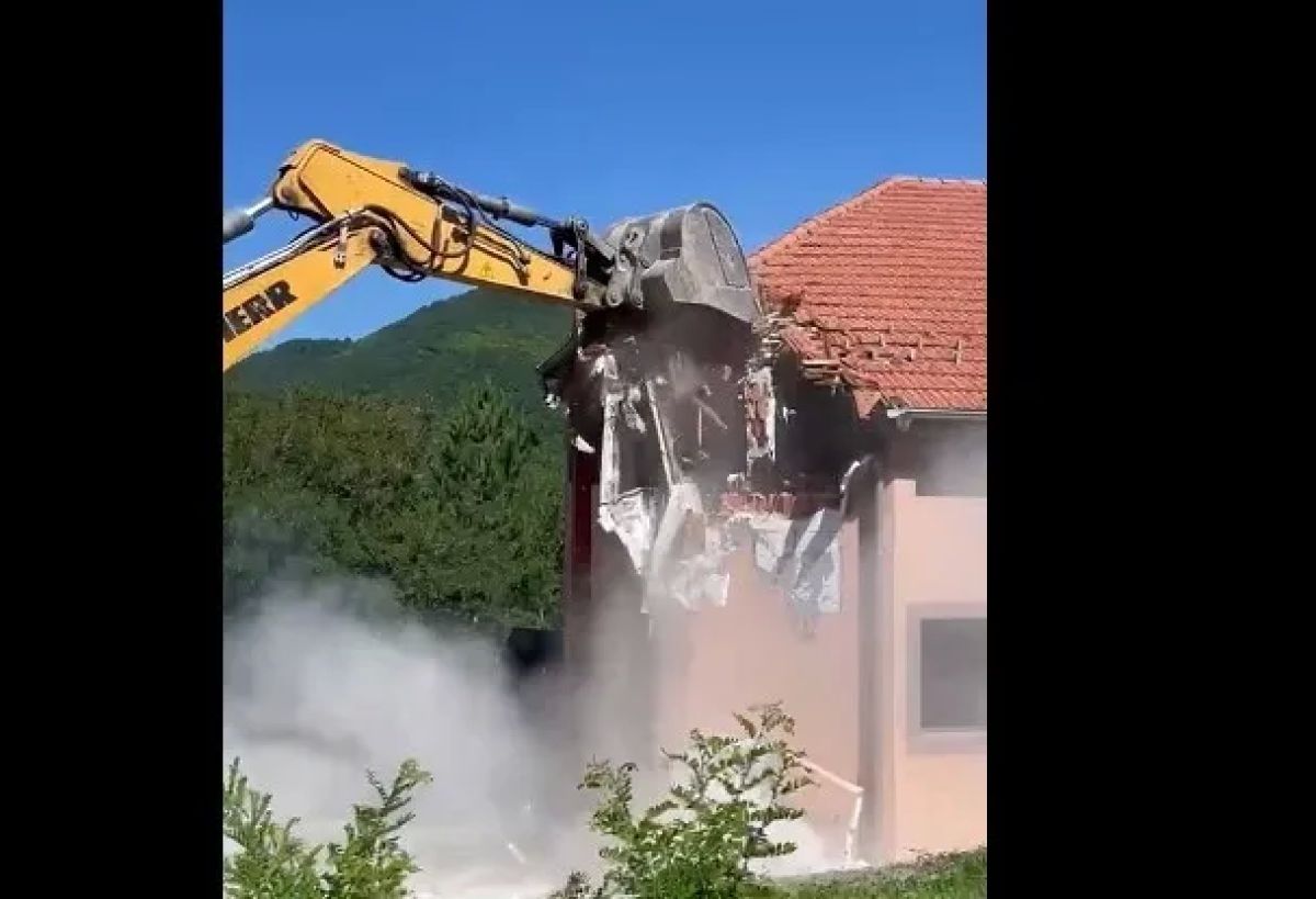 Ujman Gölü Çevresindeki Altı Kaçak Yapı Daha Yıkıldı