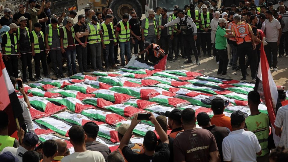 Gazze’de enkazdan çıkarılan Filistinliler için toplu cenaze töreni