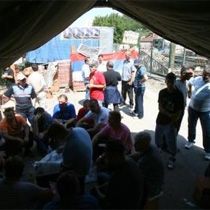 Sırplar Rudare'de Barikatların Yarısını Çekiyor