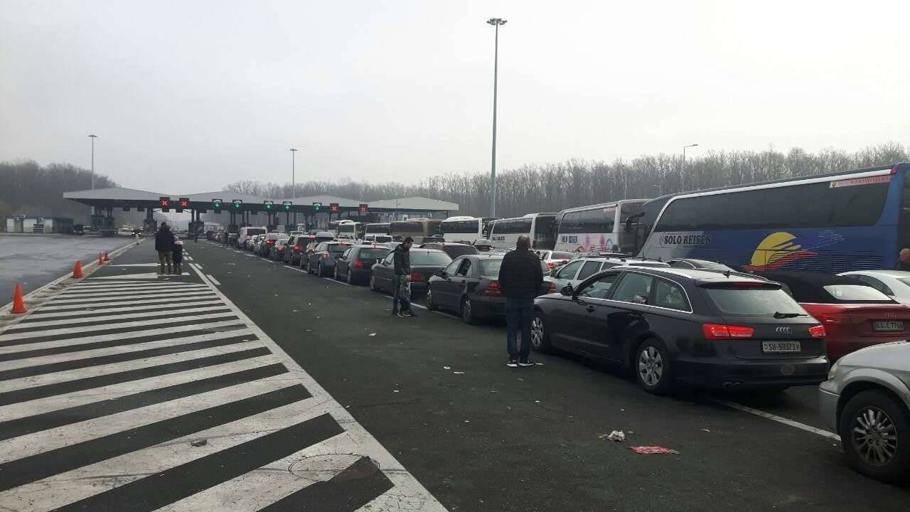 Merdare ve Dheu i Bardhe Sınır Kapılarında Çıkışlarda Uzun Bekleniyor
