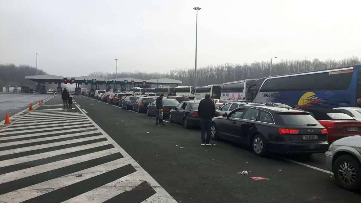Merdare’de Kuyruklar 900 Metreye Uzadı