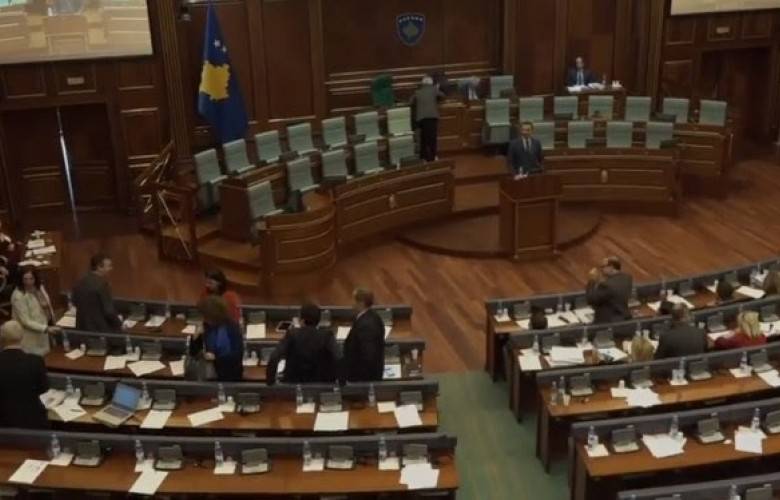 Serbest Kalan Milletvekilleri Meclis’te Alışlarla Karşılandı