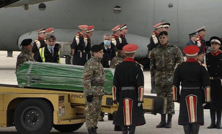 Vjosa Osmani de Bulgaristan'dan Cesetlerin Getirildiği Üsküp Havalimanında