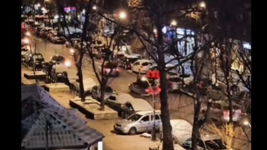 Kuzey Mitroviça’da Arnavut Bayraklarıyla Kutlama Yapanlara Taşlı Saldırı