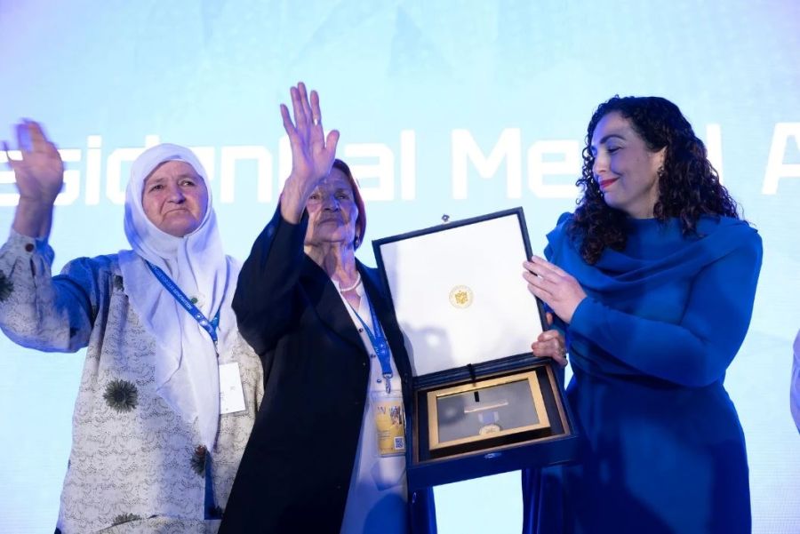 Osmani’den Srebrenica Annelerine Cumhurbaşkanlığı Madalyası
