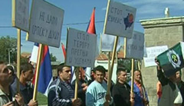 Sırplar Graçanica'da Protesto Ediyor