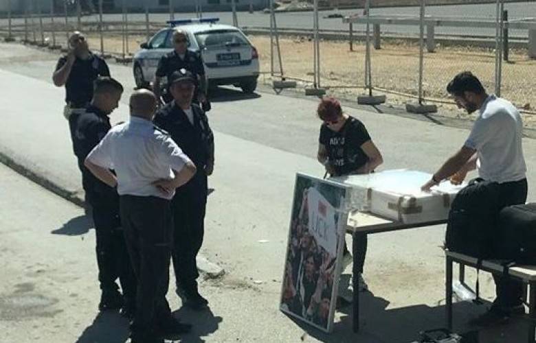 Sırp Polisinden Kosovalı Sanatçıya Kötü Muamele