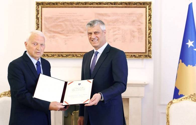 Gjergj Dedaj, Bujar Bukoshi, Xhavit Haliti, Baton Haxhiu ve RTV 21'e Cumhurbaşkanlığı Madalyası