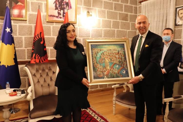 Cumhurbaşkanı Osmani’ye Gültekin Serbest’in Resmi Hediye Edildi