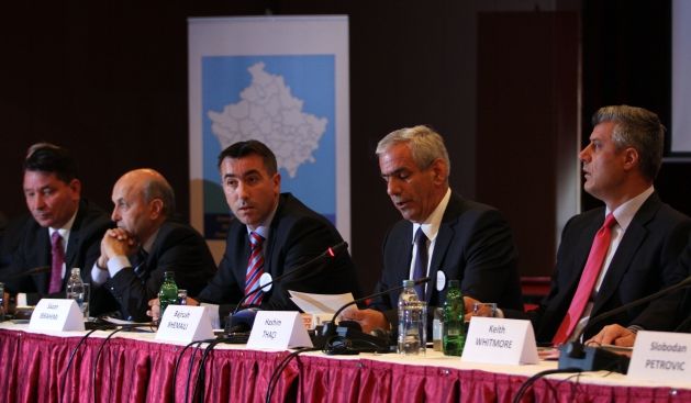 Thaçi ile Mustafa, Belediyeler Birliği Töreninde El Sıkıştı