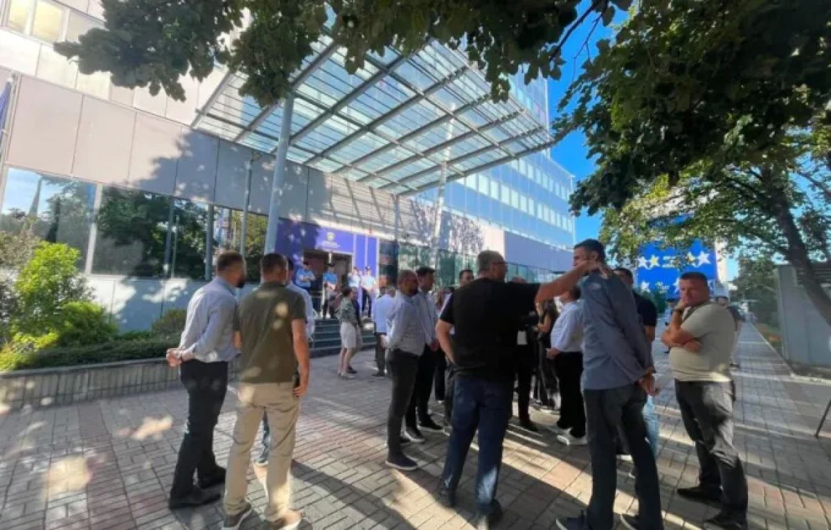 PDK ve İttifak, Hükümet Binası Önündeki Eyleminde Meclis Oturumunun Devamını İstiyor