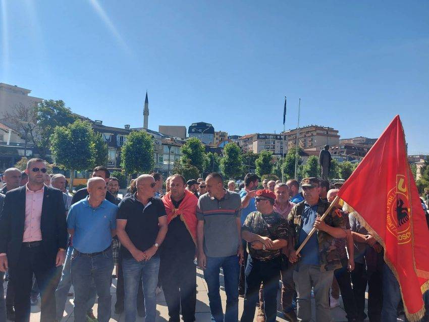 Kosova Meclisi Önüne Çok Sayıda Gazi Geliyor