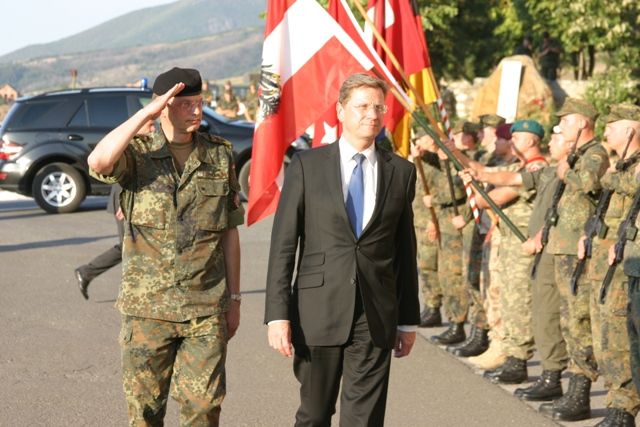 Dışişleri Bakanı Westerwelle Prizren'de Alman Tugayını Ziyaret Etti