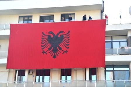 Vetvendosje Meclis Binasında Milli Bayrağı Yerleştirdi