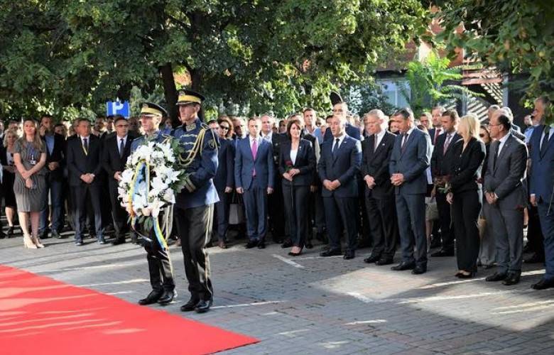 Hükümet Binası Önünde 11 Eylül Saygı Duruşu