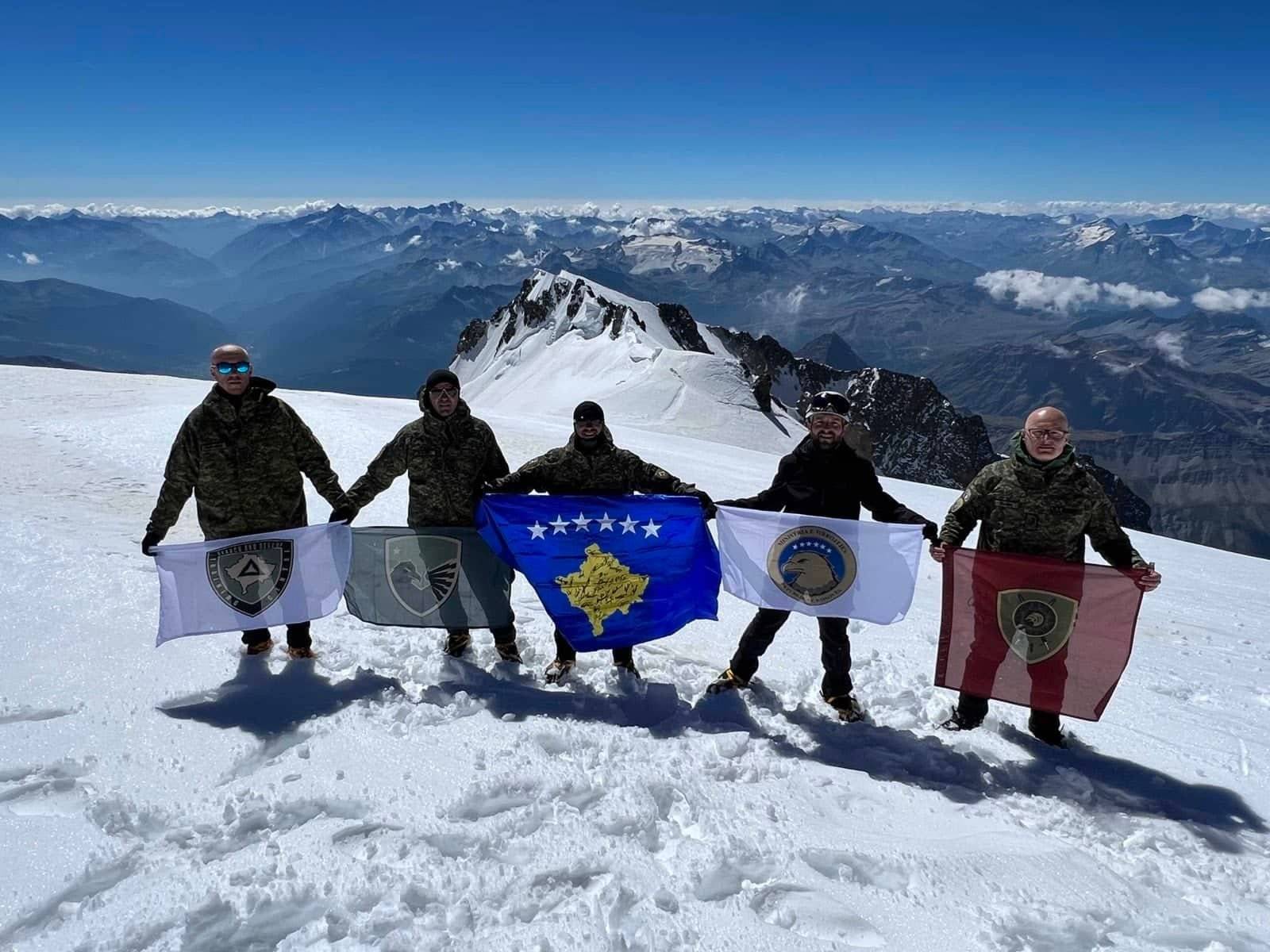 KGG Askerleri Mont Blanc Tepesine Çıktı