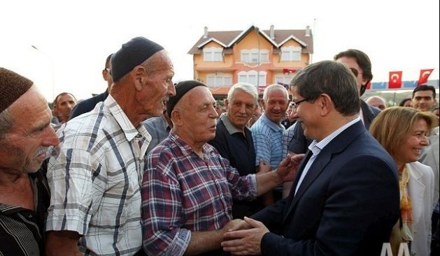 Davutoğlu  Adem Jashari Şehitliği ve Mehmet Akif'in Köyünü Ziyaret Etti