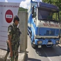 KFOR Jarinje'de Alternatif Yolu Kaldırdı