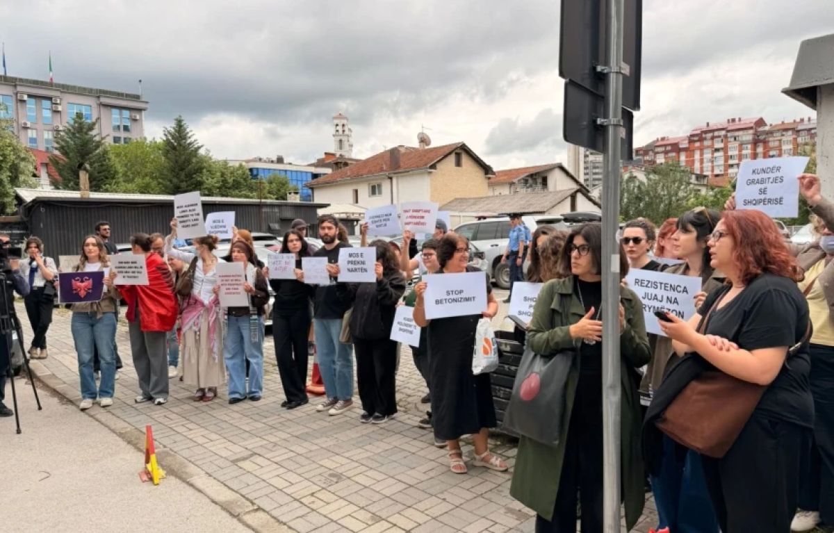 Arnavutluk Priştine Büyükelçiliği Önünde Protesto