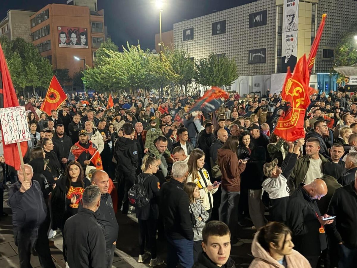 Priştine'de UÇK Kararına Karşı Protestoların 13. Gecesi