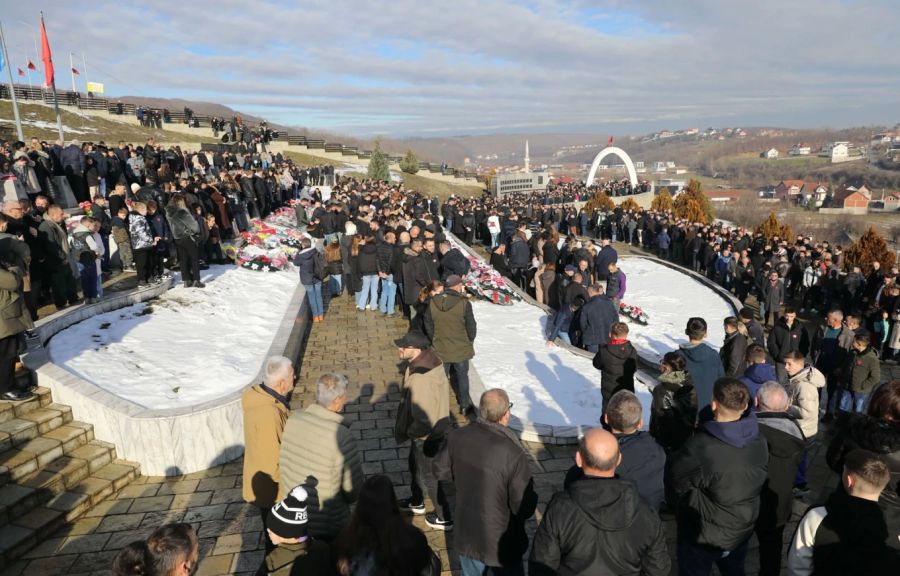Reçak'ta Vatandaşlar Katliamın 27. Yıldönümünde Saygı Duruşunda Bulunuyor
