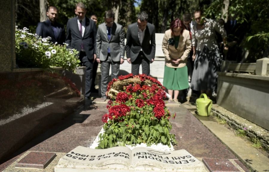 Kurti, Şemsettin Sami'nin İstanbul'daki Mezarına Çiçek Bıraktı