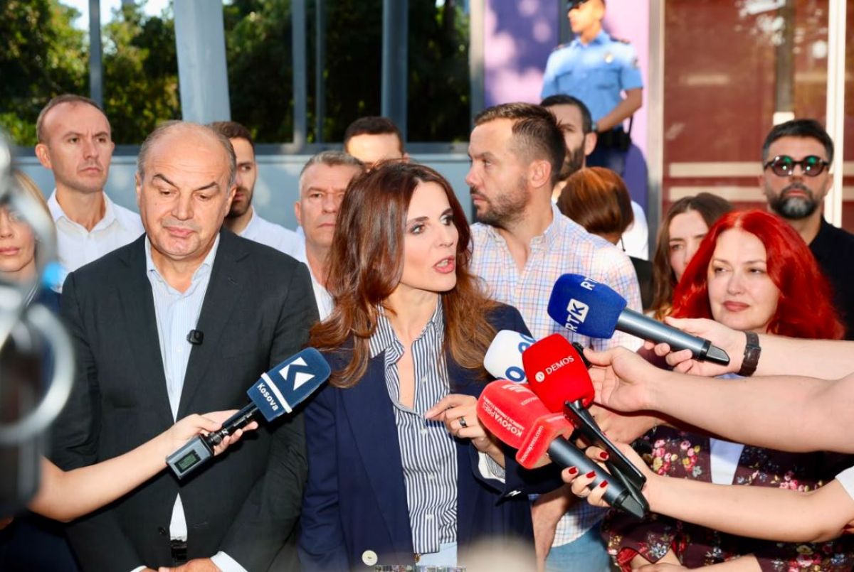                       PDK Milletvekilleri Hükümet Binasının Önünde Toplandı