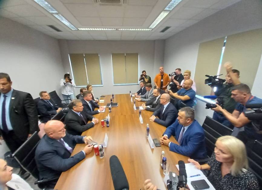 Priştine Temaslarından Sonra Escobar ve Lajçak, Mitroviça’da Sırp Liderleriyle Bir Araya Geldi