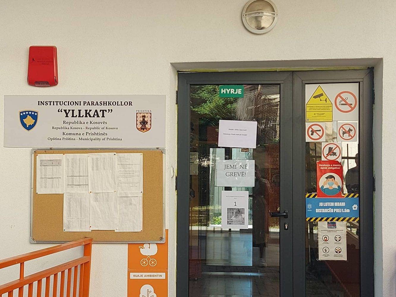 Veliler ve Çocuklar “Yllka”Kreşi Önünde Toplandı