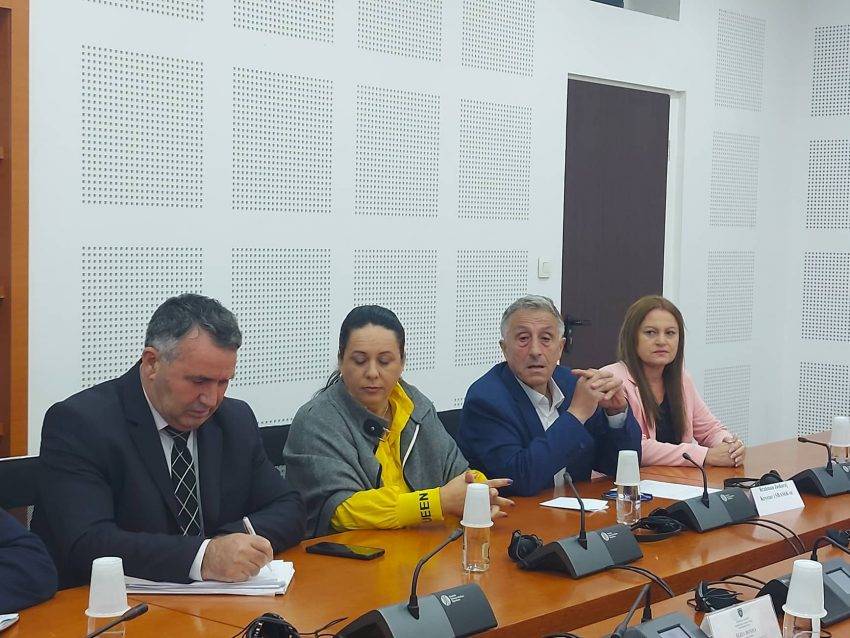 Jasharaj, Eğitim Komisyonu Toplantısını Terk Etti