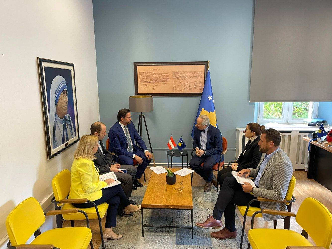 Latifi, Avusturya Milletvekili Mandl ile Görüştü