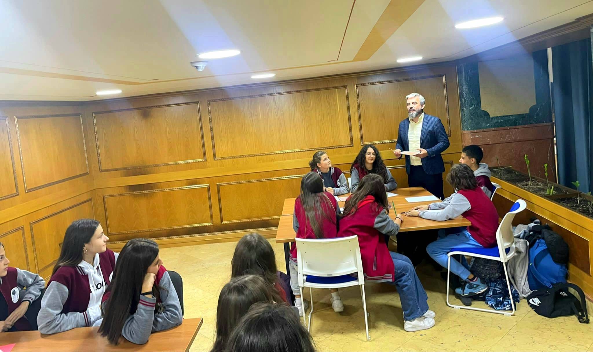 Küresel Parlamento Açılış Haftasında Türk Öğrencilerinin Meclise Ziyareti