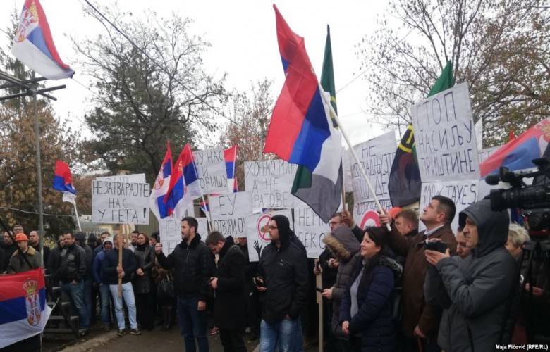 Kuzeyde Öğrenciler Sırbistan Mallarına Vergiyi Protesto Ediyor