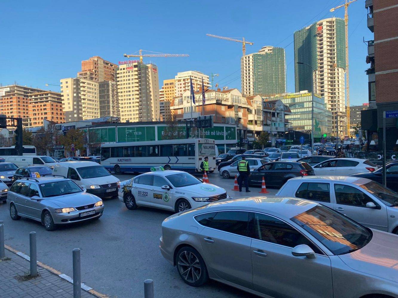 Priştine Merkezinde Araçların Tek Yön Seyri, Trafik Sıkışıklığı ve Uzun Kuyruklara Neden Oluyor