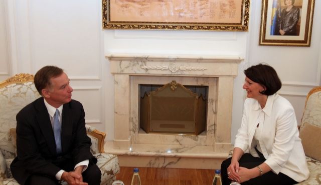 Jahjaga, ValiHoward Dean'i Kabul Etti