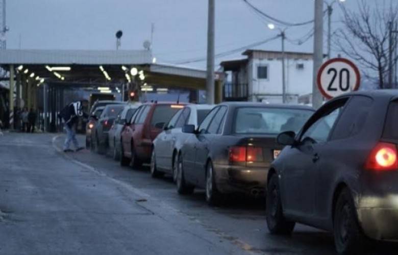 Kosova’dan Çıkmak için 8 Saat Bekliyorlar