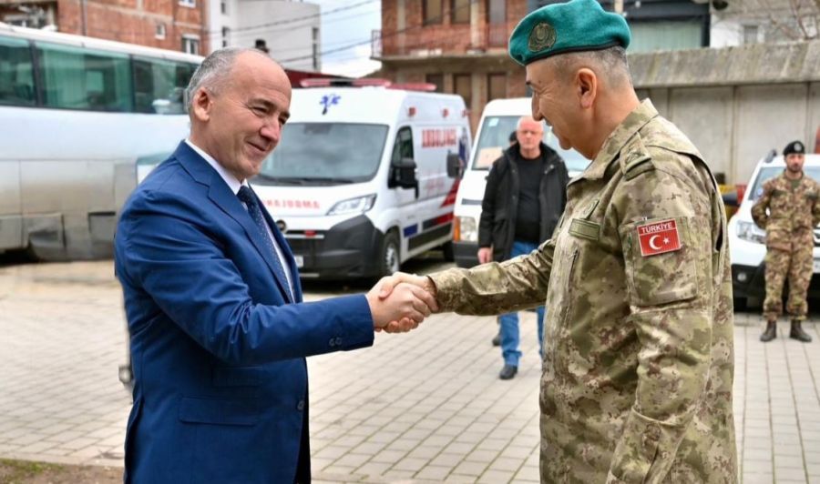 KFOR Komutanı Ulutaş, İpek Belediye Başkanı ile Görüştü